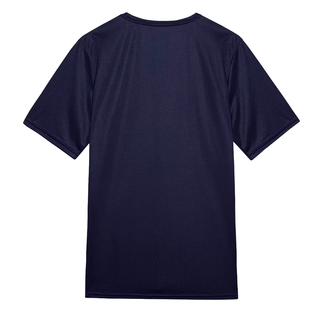 Vista lateral da camiseta masculina Puma Performance marinho, destacando o tecido respirável e logo Puma
